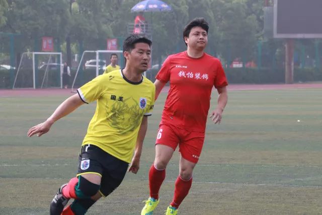 经历十四年波折，她向法院提交离婚申请